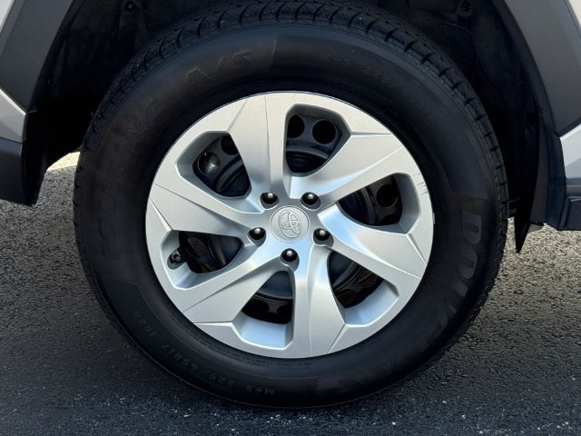 Used 2022 Toyota RAV4 LE AWD/4WD image 12