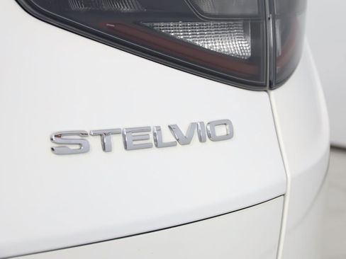 Used 2024 Alfa Romeo Stelvio Veloce image 39