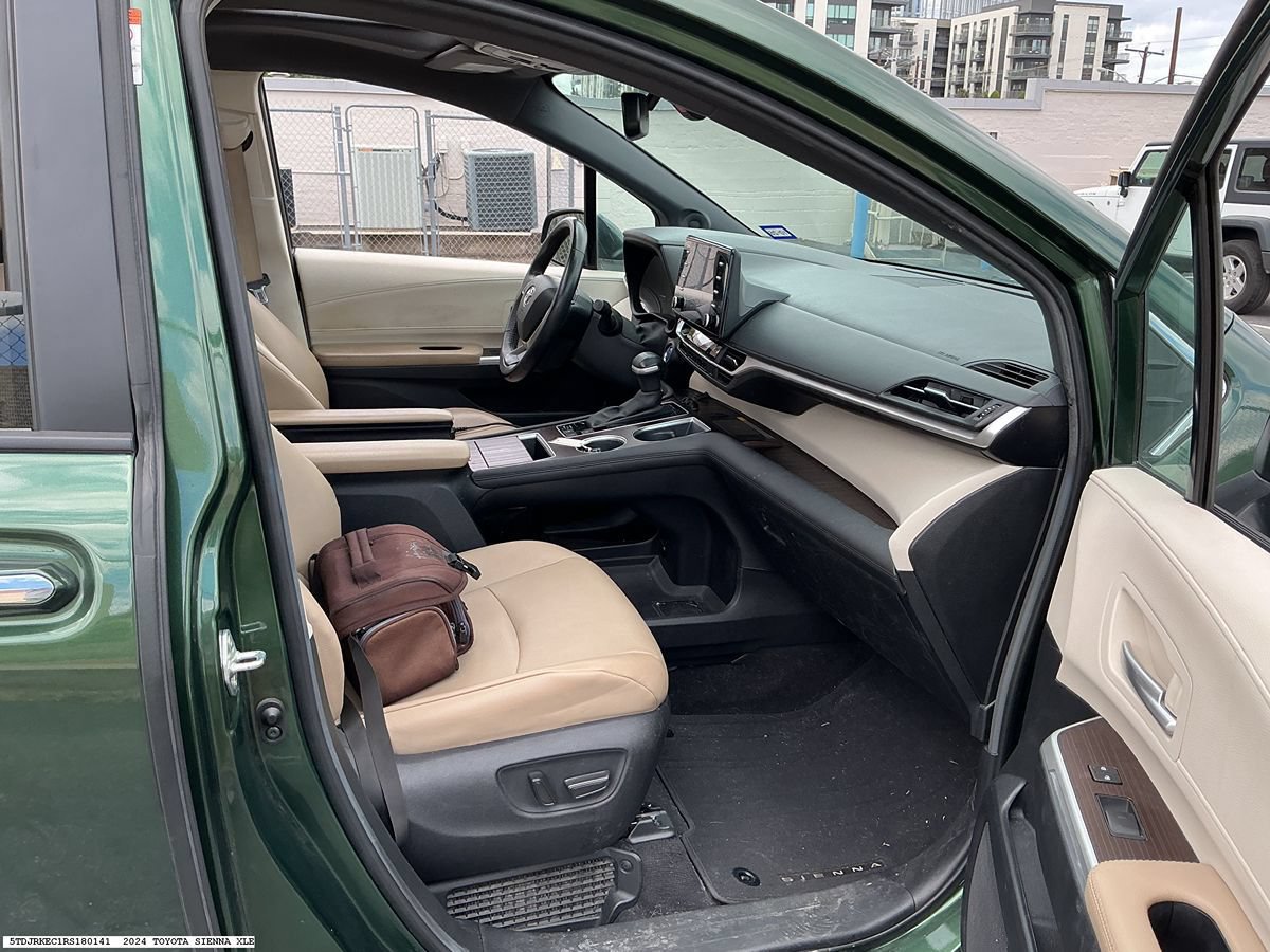 Used 2024 Toyota Sienna XLE w/ XLE Plus Package FWD image 9