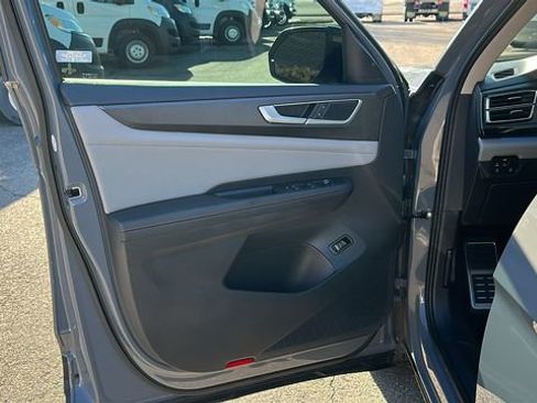 Used 2025 Volkswagen Atlas Peak Edition SE image 8