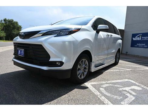 New 2025 Toyota Sienna XLE image 9