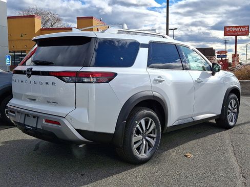 New 2025 Nissan Pathfinder SL image 4