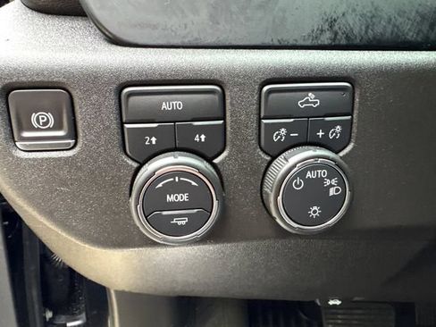 Certified 2025 Chevrolet Silverado 1500 LT AWD/4WD image 24