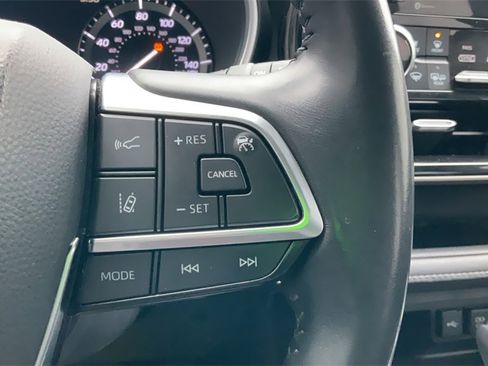 Used 2020 Toyota Highlander XLE image 27