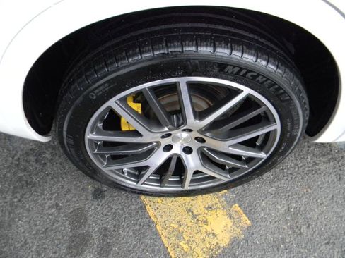 Used 2017 Maserati Levante w/ Luxury Package image 28