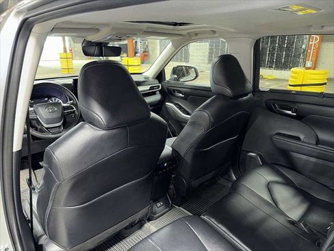 Certified 2025 Toyota Highlander XLE image 31