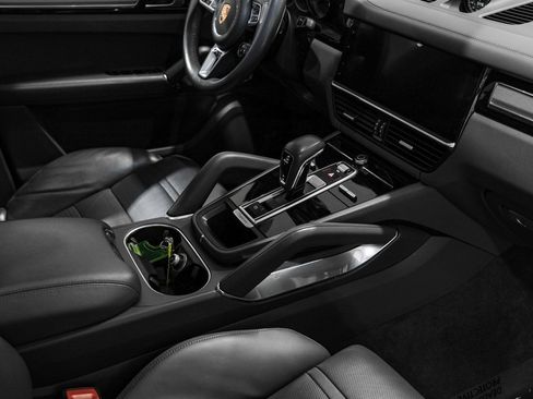 Used 2020 Porsche Cayenne Turbo image 22