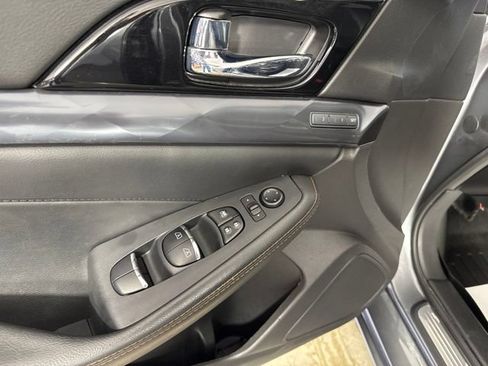 Used 2020 Nissan Maxima SR w/ Sport Mat Group FWD image 11