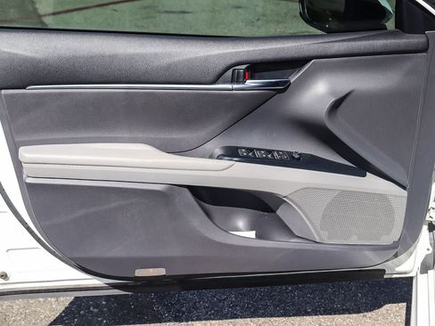 Used 2018 Toyota Camry SE FWD image 18