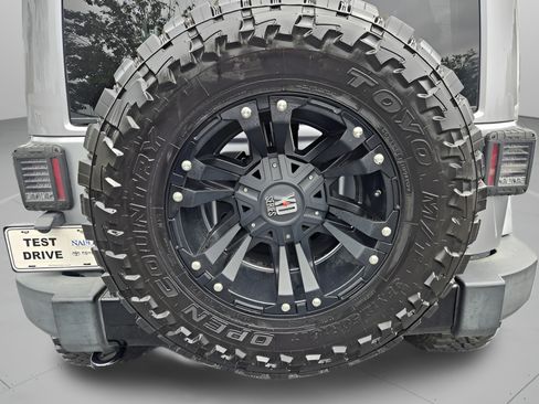 Used 2017 Jeep Wrangler Unlimited Sahara AWD/4WD image 28