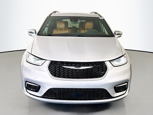 Used 2022 Chrysler Pacifica Pinnacle AWD/4WD image 2