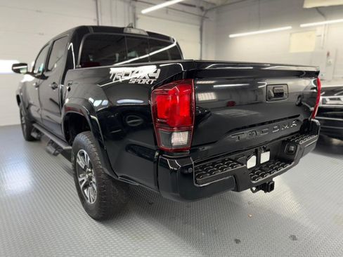 Used 2018 Toyota Tacoma TRD Sport image 12