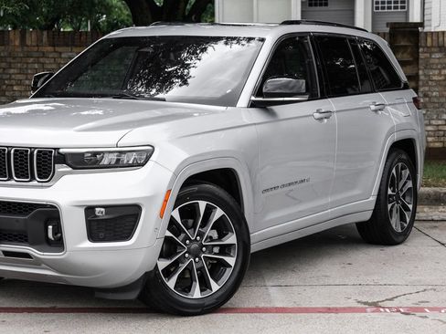 Used 2022 Jeep Grand Cherokee Overland w/ Luxury Tech Group IV AWD/4WD image 14