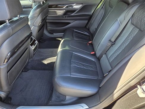 Used 2019 BMW 750i image 12