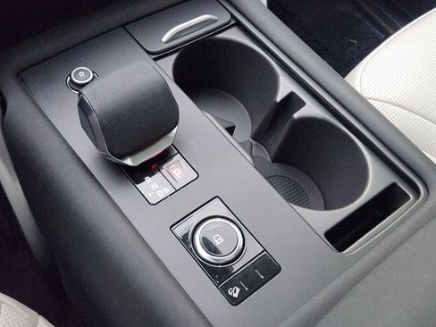 Certified 2025 Land Rover Discovery Dynamic SE image 22