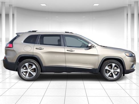 Used 2019 Jeep Cherokee Limited w/ Luxury Group image 2