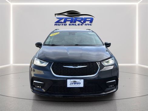 Used 2022 Chrysler Pacifica Touring-L FWD image 2