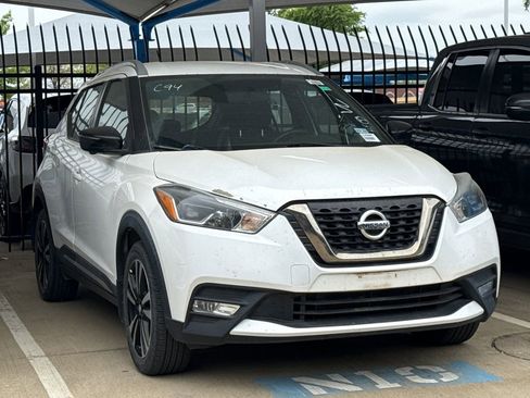 Used 2018 Nissan Kicks SR image 3