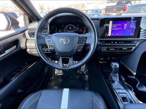 Used 2025 Toyota Camry SE image 5