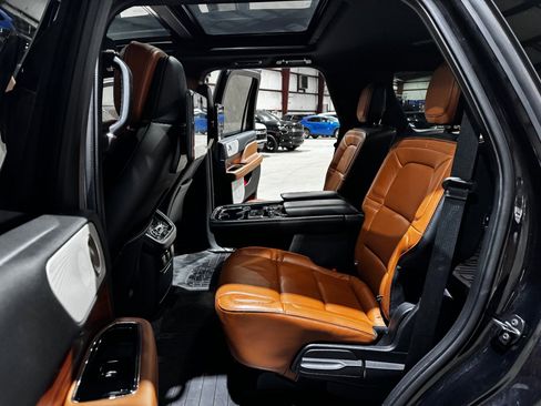 Used 2019 Lincoln Navigator Reserve image 17