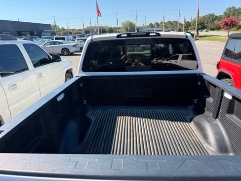 Used 2023 Nissan Titan SV w/ SV Convenience Package RWD image 7