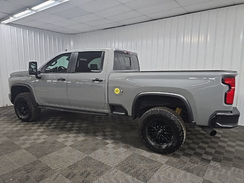 Used 2025 Chevrolet Silverado 2500 ZR2 w/ Technology Package AWD/4WD image 4