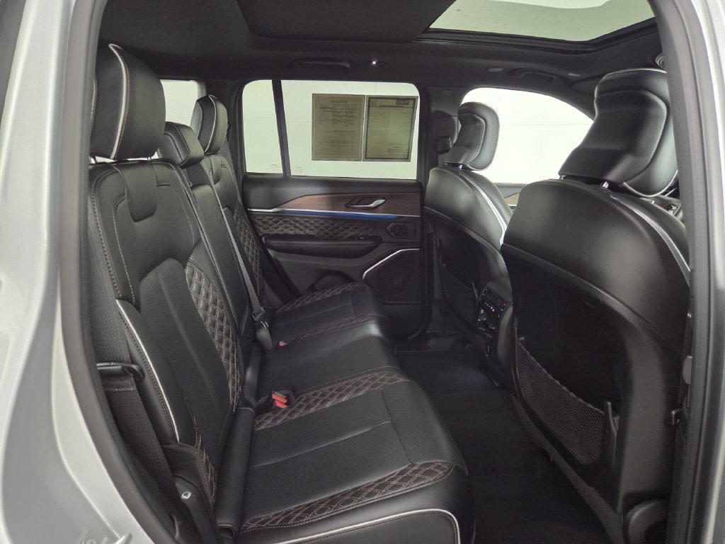 Used 2025 Jeep Grand Cherokee Summit w/ Obsidian Package AWD/4WD image 30