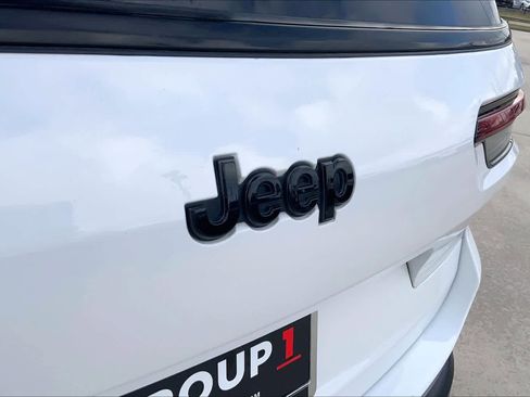 Used 2023 Jeep Grand Cherokee L Laredo image 31