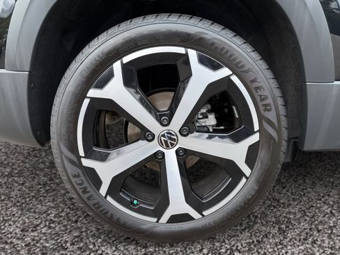 New 2025 Volkswagen Taos SEL image 14