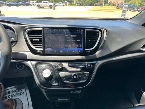 Certified 2025 Chrysler Pacifica Select FWD image 15
