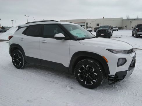 Used 2022 Chevrolet TrailBlazer LT w/ Sun and Liftgate Package image 4