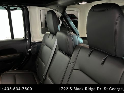 Used 2025 Jeep Wrangler Sahara image 20