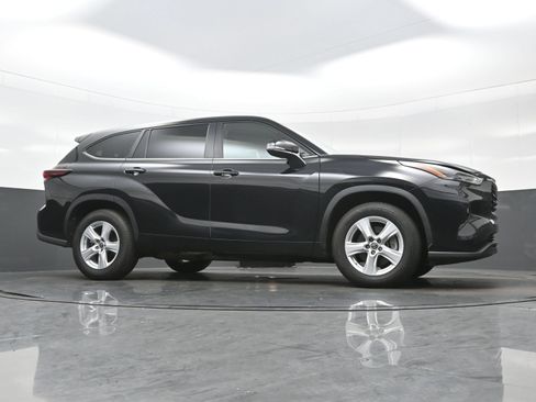 Used 2024 Toyota Highlander LE FWD image 33
