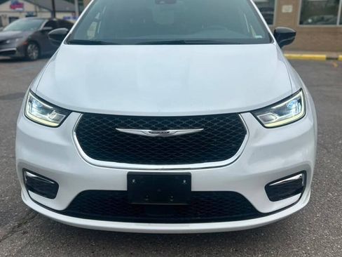 Used 2026 Chrysler Pacifica Limited FWD image 2