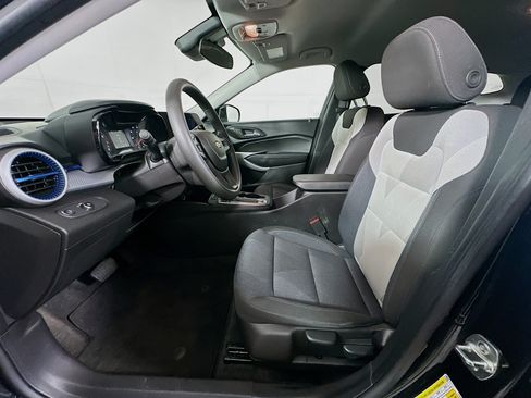 Used 2025 Chevrolet Trax LS w/ LS Convenience Package FWD image 13