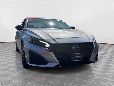 Used 2024 Nissan Altima 2.5 SV FWD image 2