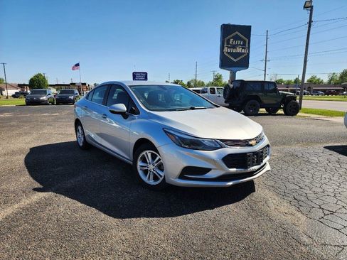 Used 2017 Chevrolet Cruze LT FWD image 1