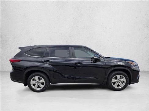 Used 2023 Toyota Highlander LE image 4