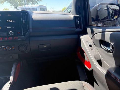 Used 2025 Nissan Frontier PRO-4X AWD/4WD image 8