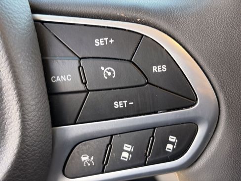 Used 2023 Chrysler Pacifica Touring-L FWD image 26