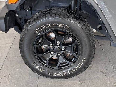 Used 2021 Jeep Gladiator Sport image 4