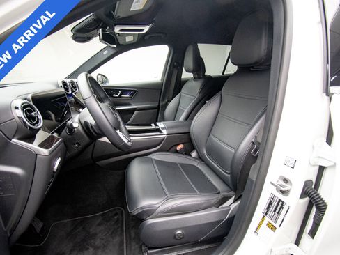 Used 2025 Mercedes-Benz GLC 300 4MATIC image 12