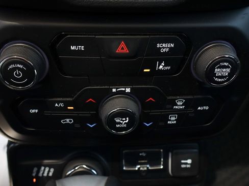 Used 2023 Jeep Renegade Latitude w/ Sun & Fun Group image 32