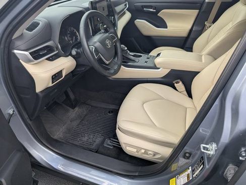 Used 2023 Toyota Highlander XLE FWD image 9