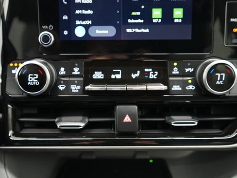 Used 2023 Toyota Highlander XLE AWD/4WD image 48
