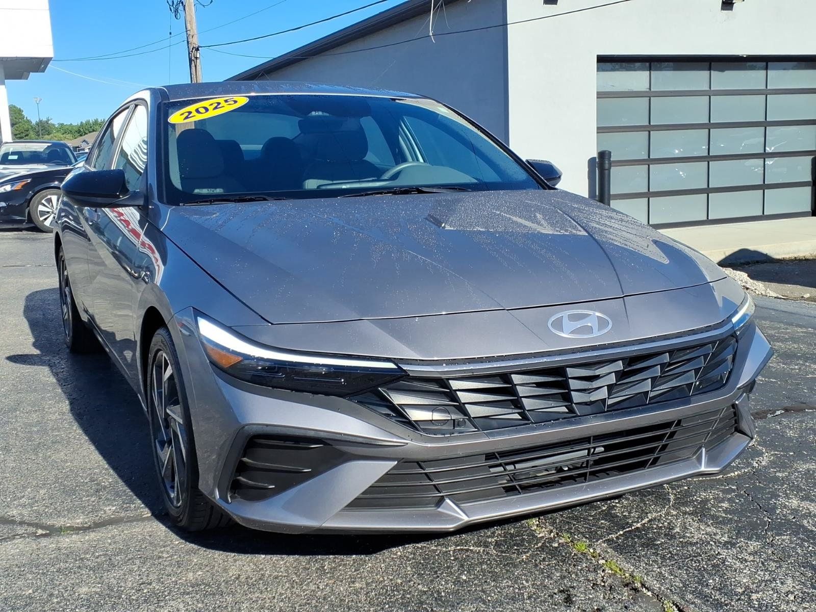 Used 2025 Hyundai Elantra Sport FWD image 3