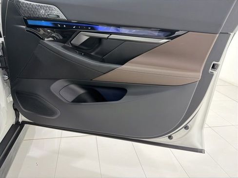 Used 2025 BMW i5 xDrive40 w/ Premium Package image 18