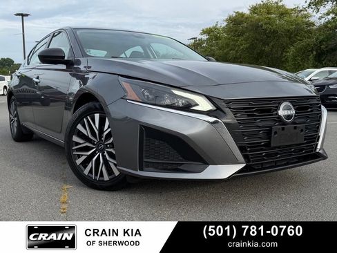 Used 2024 Nissan Altima 2.5 SV FWD image 1