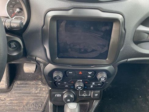 Used 2022 Jeep Renegade Latitude w/ Convenience Group AWD/4WD image 7