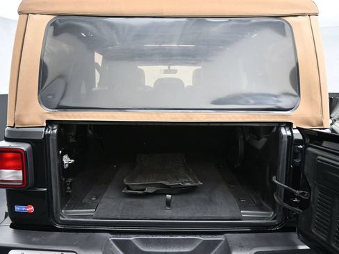 Used 2022 Jeep Wrangler Unlimited Sahara w/ Cold Weather Group AWD/4WD image 16